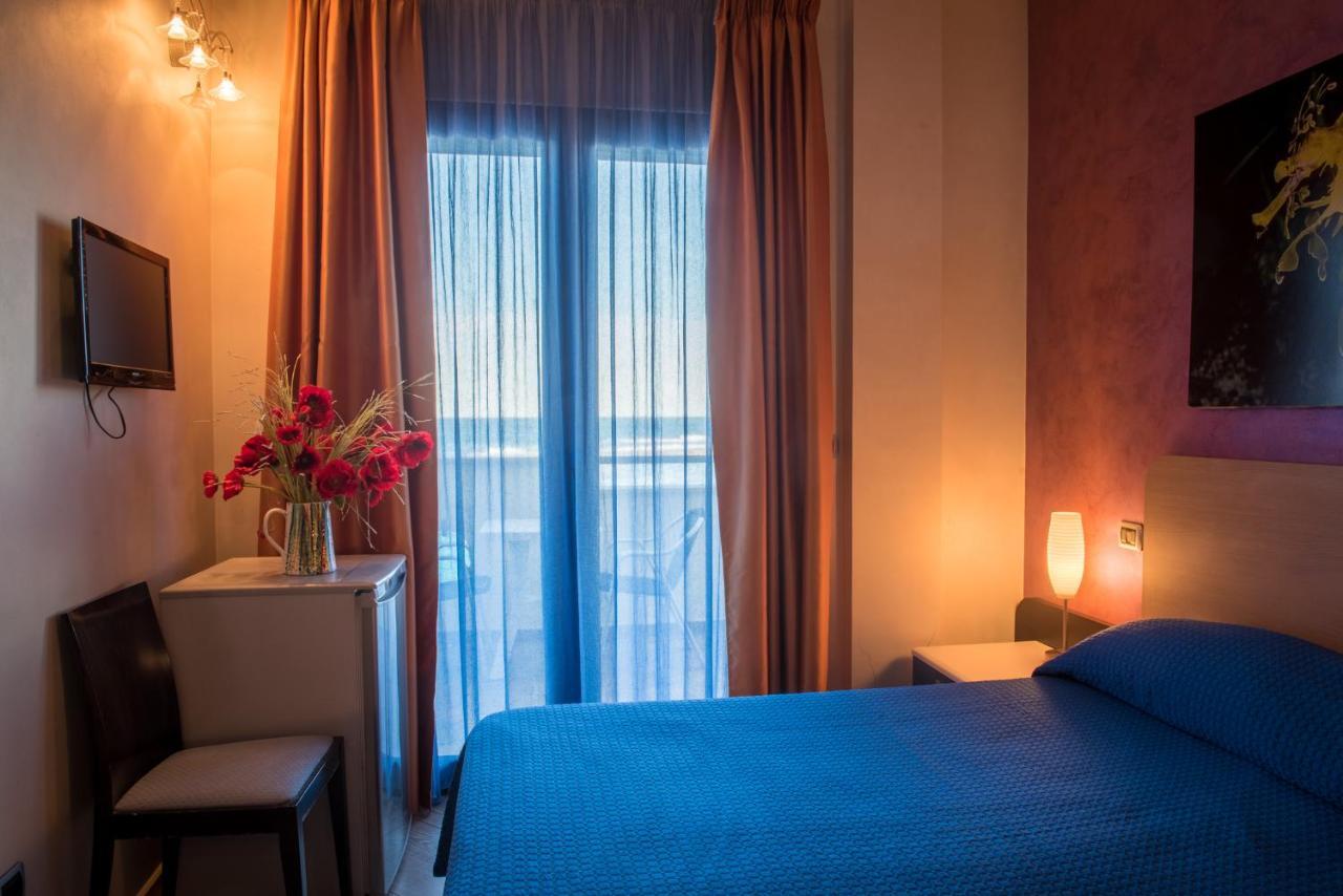 Hotel Mirage Torre Santa Sabina Phòng bức ảnh